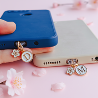 Nouvelles protections anti-poussière pour téléphone avec fleurs et lettres, porte-clés charmants avec fleurs de cerisier blanches et initiales A-Z, idéal pour un cadeau