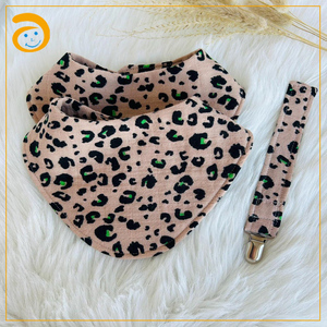 Set <span class=keywords><strong>Regalo</strong></span> per Neonati: Bavaglino 100% Cotone, Clip per Ciuccio e Catena, Confezione <span class=keywords><strong>Regalo</strong></span> con Piatto in Legno per Traguardi di Crescita - Product Image 2