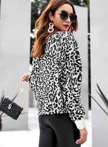 2021 hiver <span class=keywords><strong>col</strong></span> rond manches longues chandail léopard lâche casual tricoté <span class=keywords><strong>pull</strong></span> pour dames - Product Image 4