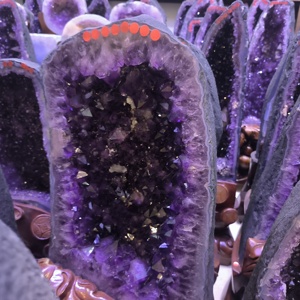 Đá thạch anh tím tự nhiên Brazil dạng thạch anh lớn bán buôn để trang trí - Product Image 4