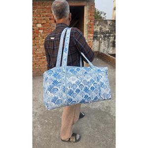 Bolsa de Viaje Acolchada de Algodón, Hecha a Mano, Elegante, Ligera, Duradera, con Estampado Tradicional, Ideal para Viajes de Fin de Semana - Product Image 3