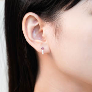 Bijoux fins de haute qualité au design classique, boucles d'oreilles en or blanc massif 18 carats avec rubis rouge vif naturel et diamants pour femmes. - Product Image 3