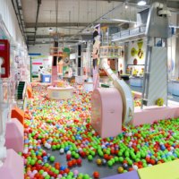 Juegos interactivos para interiores, equipo de parque de atracciones para interiores, pozo de bolas con pared con luz de sonido musical para patio interior