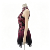 Robe de patinage artistique rouge bordeaux en dentelle noire à col montant et dos ouvert, avec strass et dégradé, pour spectacle de danse sur glace