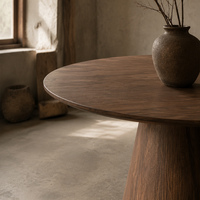 Table à manger ronde sur piétement conique massif, placage en bois de noyer, plateau fixe en MDF