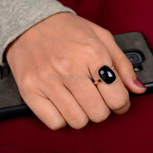 Bague en argent sterling 925 plaqué or 14 carats avec pierre précieuse en onyx noir naturel sertie à la main pour mariage et soirée - Product Image 2