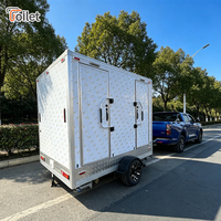 Remorque WC portable robuste, unité de toilettes mobiles, déplacement facile, structure stable pour chantier, sanitaires temporaires