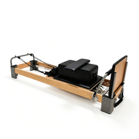 Reformer de Pilates en bois de hêtre avec barre de pieds réglable en métal renforcé, corde à ressort et poulie, idéal pour studio de fitness de 100 m²