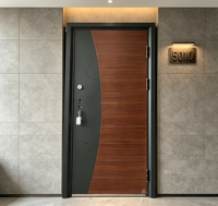 Porte d'entrée moderne à texture bois, avec panneaux de verre latéraux et porte d'entrée sécurisée.