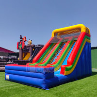 Grand toboggan gonflable à double voie multicolore pour enfants, idéal pour les anniversaires, les événements et les fêtes
