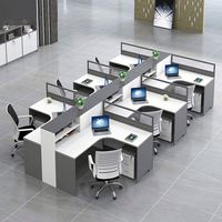 Le bureau d'employé portable avec écran est une station de travail de bureau simple et moderne en PVC, combinant une chaise de bureau double pour 4/6 employés.