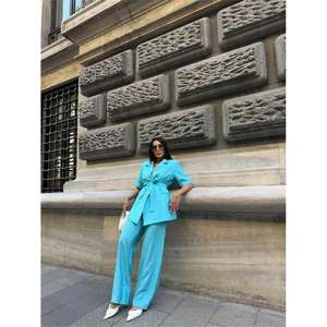 Conjunto de Chaqueta y Pantalón Azul de Manga Corta para Mujer con Detalle de Lazo - Product Image 2