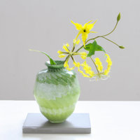 Collection de vases urnes en verre soufflé à la main avec motif vague tourbillonnante blanche, ombré vert, style rustique organique, pour décoration de mariage et de maison, vente en gros