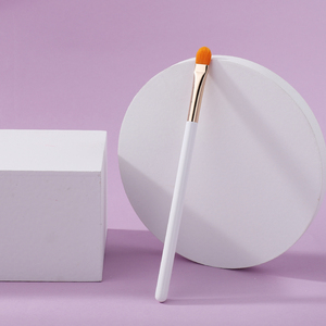 Pincel de maquillaje corrector de cejas de cerdas sintéticas individuales profesionales artista de maquillaje mango de madera blanca logotipo personalizado - Product Image 1