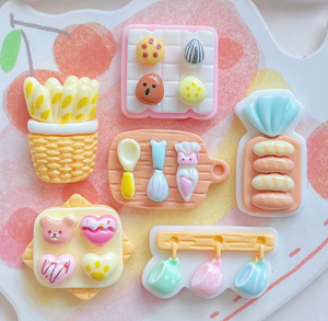 แผ่นเรซิ่นลายการ์ตูนชุดอาหาร 100 ชิ้น สำหรับตกแต่งโทรศัพท์ งานฝีมือ DIY และอุปกรณ์ตกแต่งบ้านตุ๊กตา - Product Image 1