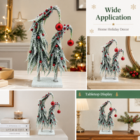 Mini sapin de Noël courbé floqué avec boules rouges et baies, décoration de bureau pour les fêtes, accent décoratif pour la maison effet neige