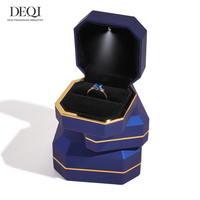Boîte à bijoux LED de luxe DEQI, intérieur en peluche laqué pour bague, bracelet, collier, boîte à bijoux personnalisée de qualité supérieure avec logo lumineux