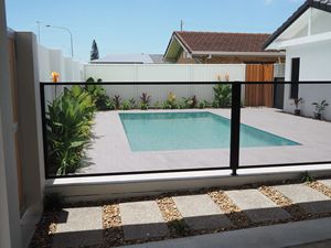 Clôture de sécurité pour piscine en aluminium de qualité marine, finition noire texturée, clôture de sécurité pour enfants, clôture de jardin écologique pour piscine extérieure - Product Image 1
