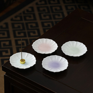 Brûleur d'encens en céramique, design floral blanc avec insert doré, pour aromathérapie à domicile, style moderne et minimaliste - Product Image 3