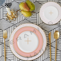 Charmant ensemble de vaisselle en porcelaine motifs roses délicats avec des accents dorés pour les tables de mariage de rêve