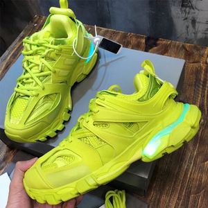 รองเท้าลำลองสุดเท่ห์ รุ่น Triple S 30 สีเทา ปี 2026 สำหรับผู้ชายและผู้หญิง รองเท้าผ้าใบดีไซน์เนอร์คุณภาพสูง พร้อมไฟ LED - Product Image 1