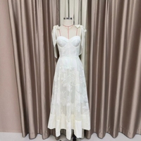Robe de soirée élégante pour femmes, en dentelle et jacquard, avec bustier et jupe évasée, dos nu et bretelles fines, idéale pour les fêtes.