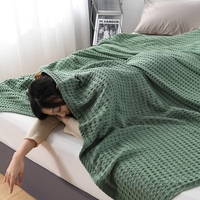 Vente en gros de mousseline teintée en douceur couleur unie moderne 100% coton gaufré couverture bébé canapé couverture serviette couverture