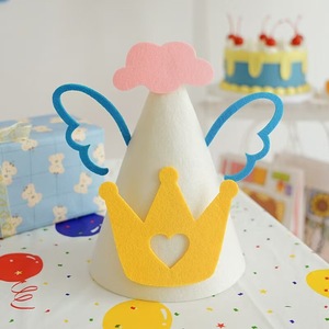Chapeau d'anniversaire en feutre avec ailes et patchwork, idéal pour les fêtes d'enfants et d'adultes, accessoire mignon pour la photographie – Grande Vente - Product Image 2
