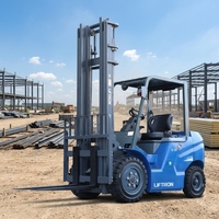 Montacargas Eléctrico Liftron CPD20 2T para Operaciones de Transferencia y Almacenamiento en Fábrica