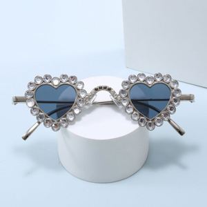 Lunettes de soleil punk de luxe 2025 avec strass, petite monture, protection UV400, en forme de cœur, pour hommes et femmes - Product Image 4