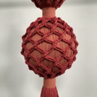 Décoration murale en macramé romantique personnalisable avec des boules superposées en textile pour les lieux de mariage et les espaces événementiels