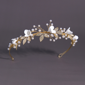 Nouvel ensemble <span class=keywords><strong>de</strong></span> bijoux <span class=keywords><strong>de</strong></span> mariée vintage avec diadème en alliage plaqué or à motif floral et feuilles, et boucles d'oreilles en perles en forme <span class=keywords><strong>de</strong></span> grappe - Product Image 3