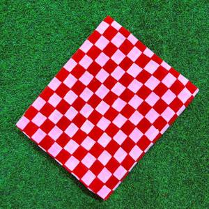 Tissu imprimé en coton rouge de qualité supérieure avec un motif à carreaux rose diamanté accrocheur et un motif carré géométrique répété - Product Image 1