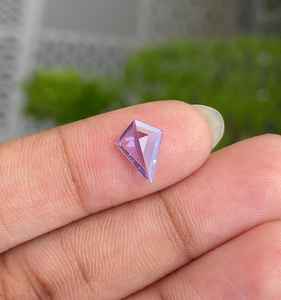 1.05 CT 10.0 X 7.5 MM |   Zafiro Verde Natural en Forma de Cometa |   Anillo de Compromiso para Boda - Product Image 2