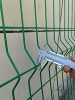 Residentiële tuinbeveiliging 3D gegalvaniseerd gebogen gelast draadgaas buigbaar metalen hekwerkpaneel