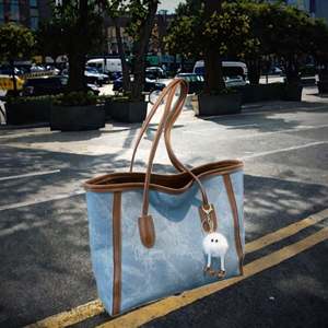 Sac à bandoulière de luxe de designer français pour femme très vendu avec imprimé demi-lune sous le bras collection d'été - Product Image 2