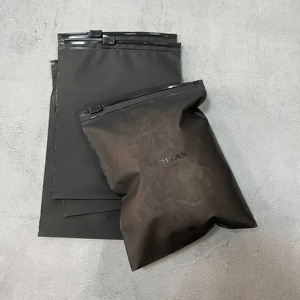 Pochette zippée semi-transparente noire mate personnalisée, pochette zippée en plastique noir givré avec logo pour l'emballage d'accessoires de bijouterie - Product Image 4