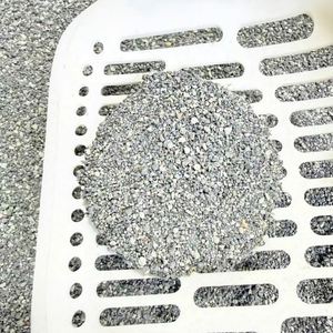 Litière pour chat en bentonite concassée et charbon actif, faible teneur en poussière, haute absorption, agglomération rapide, vente en gros OEM/ODM - Product Image 3