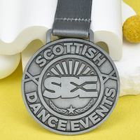 Médaille personnalisée en métal vintage avec logo, design tête d'ours en argent et cuivre antique, pour tournoi de danse, avec cordon – Vente en gros