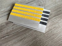 Profilé de marche d'escalier en aluminium anodisé mat argenté avec 4 bandes de carbure de silicium intégrées