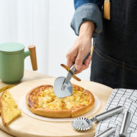 Ensemble d'ustensiles de cuisine Manjia en acier inoxydable : Éplucheur, Ouvre-bouteille, Couteau à pizza professionnel, Râpe, Fouet