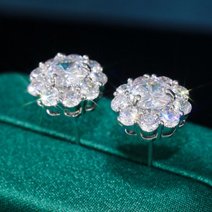 Orecchini a Perno con Cristalli a Forma di Fiore per Donne, Eleganti e Delicati Accessori Floreali alla Moda per Uso Quotidiano - Product Image 2