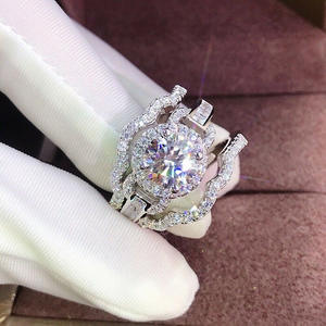 Anello di fidanzamento romantico da donna Q203 con diamante sintetico taglio brillante rotondo e design a halo per gioielli da matrimonio - Product Image 2