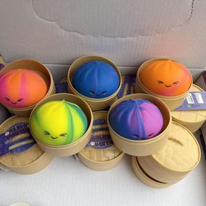 Jouet anti-stress souple en TPR de 5,3 cm en forme de boulette à presser avec panier vapeur Taba Toys - Product Image 2