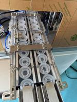 Machine d'assemblage de bouchons PLC entièrement automatique de haute qualité pour bouchons de moteur et d'huile alimentaire, haute productivité, emballage de canettes en plastique