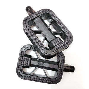 Pédales de vélo en plastique noir antidérapantes durables pour vélos électriques et vélos - Product Image 4