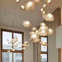 Lustre LED moderne noir et or, luminaire suspendu géométrique pour hôtel à plafond haut, grand lustre long personnalisé en acrylique pour escalier