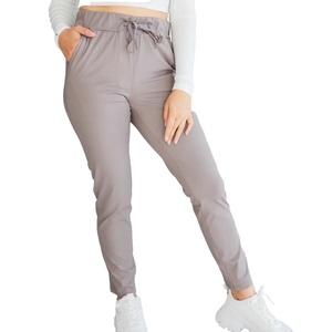 Pantalones Deportivos Negros de Estilo Nuevo para Mujer, Cintura Media, Frente Plano, Pantalones Deportivos con Estampado Personalizado, Ajuste Deportivo, Venta al por Mayor - Product Image 2