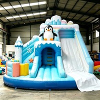 Structure gonflable combinée toboggan aquatique et piscine à jets d'eau sur le thème de la neige pour enfants, idéale pour la location en maternelle et parcs d'attractions