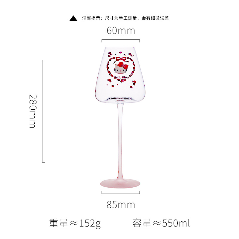 Una copa de vino tinto con fondo cóncavo rosa de gatito